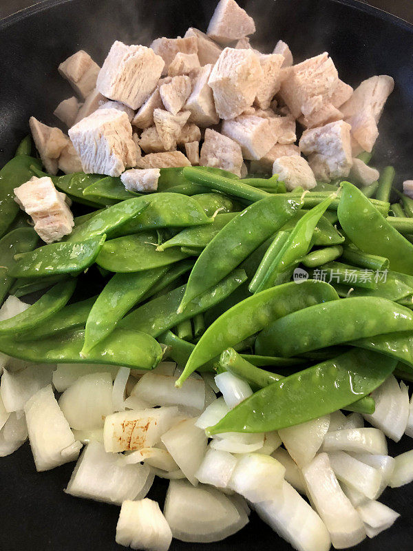 泰国绿咖哩的食谱，配料有洋葱片，豌豆和法国青豆，冷冻鸡胸肉块，椰奶和泰式咖喱鸡酱，亚洲非蔬菜炒红辣椒/红辣椒炒